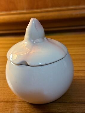 Vintage Pier 1 White Porcelain Figural Lidded Sugar Bowl Condiment Jam Jar Pot